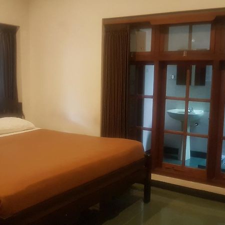 Krowi Inn Surabaya Esterno foto