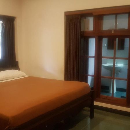 Krowi Inn Surabaya Esterno foto
