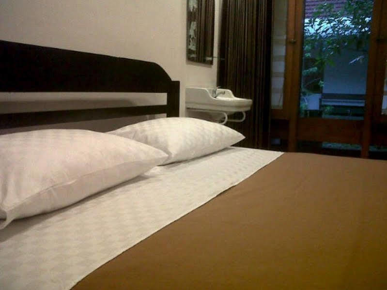 Krowi Inn Surabaya Esterno foto