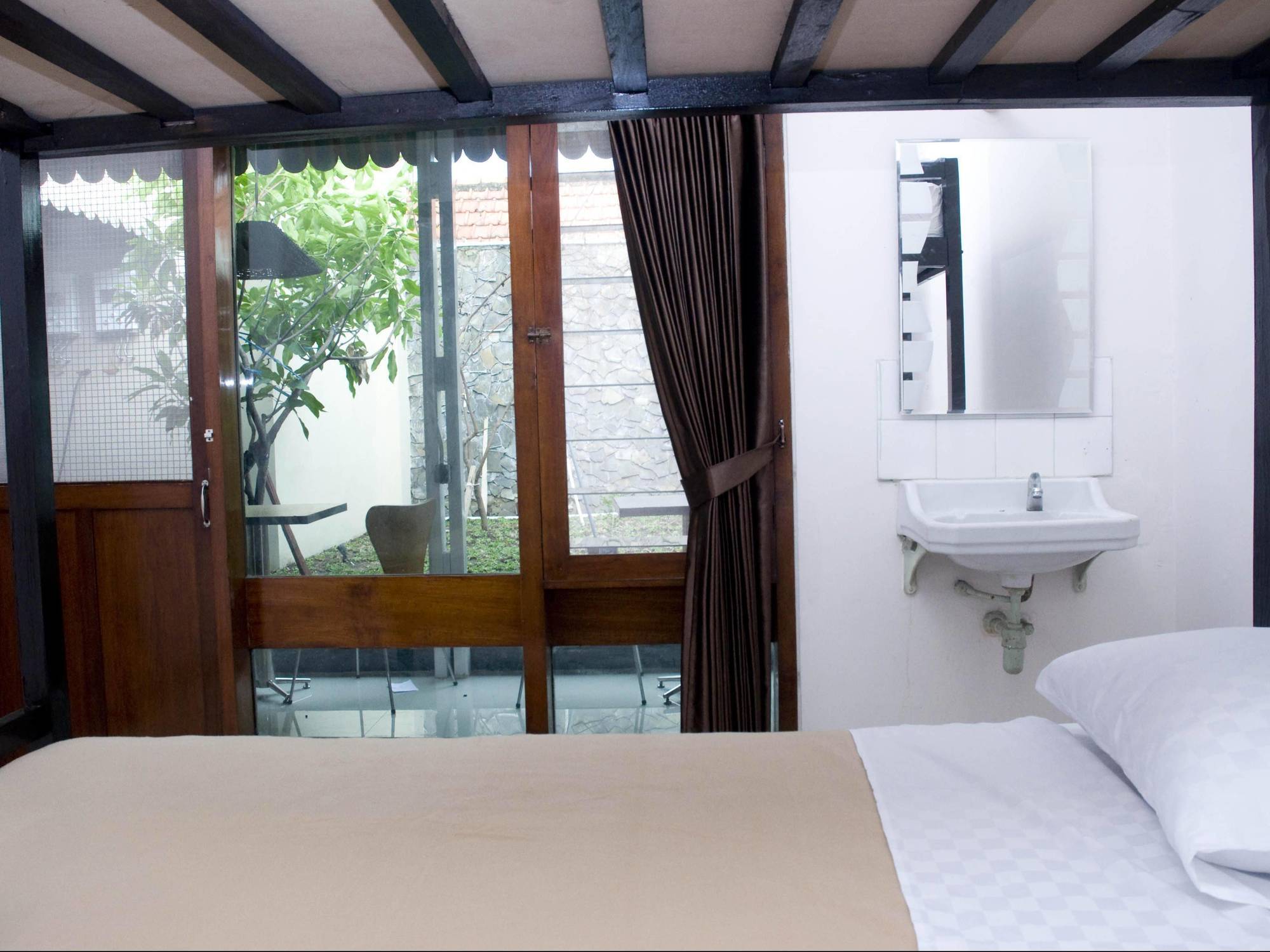 Krowi Inn Surabaya Esterno foto